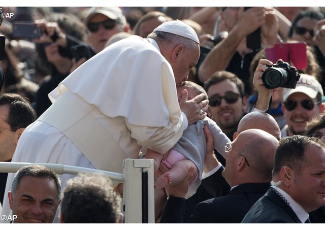 Impulsar – en Iglesia y sociedad – el respeto de la dignidad que Dios dio a hombre y mujer, pide el Papa