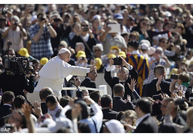 Hombre y mujer son de la misma sustancia y complementarios, el Papa en la catequesis