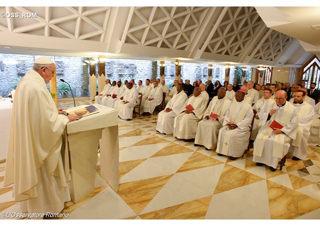 Las comunidades temerosas y sin alegría no son cristianas, dijo el Papa en su homilía